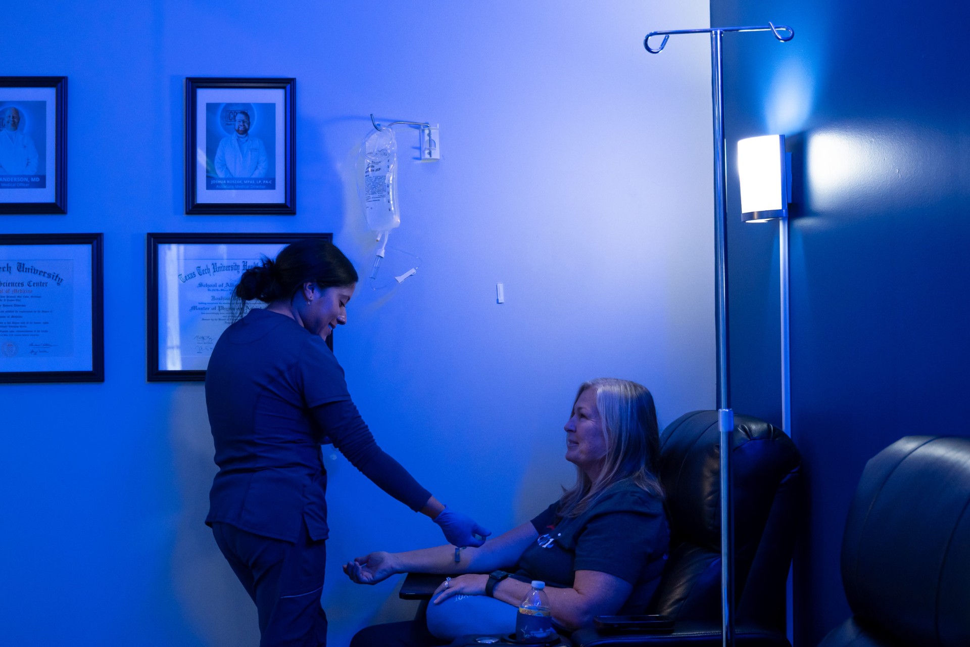 iCRYO Marietta guest receiving NAD+ therapy with RN supervision